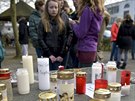 Studenti Josef-Koenig-Gymnasium v Halternu am See zapalují svíky za spoluáky,...