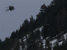 Vrtulník francouzské policie pelétá poblí místa leteckého netstí Airbusu...