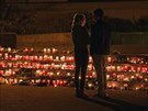 Studenti Joseph-Koenig Gymnasium v nmeckém Halternu zapalují svíky za obti...
