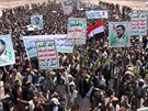 Pívrenci povstalc v Jemenu demonstrují ve mst Saada. Nápisy na...