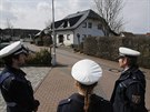 Policisté hlídají dm pilota Andrease Lubizte v nmeckém Montabauru (26. bezna...