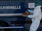 Francouztí vyetovatelé shromaují materiál z místa netstí airbusu ve...