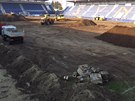 Rekonstrukce trávníku na stadionu v Uherském Hraditi. (23. bezna 2015)