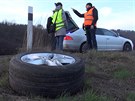 Mercedesu upadlo na dálnici kolo a trefilo auto v protismru. (24. bezna 2015)