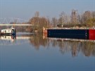 tysettunový tanker pluje z Týnce nad Labem do Chvaletic (21. bezna 2015).