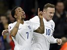 Raheem Sterling (vlevo) a Wayne Rooney slaví gól Anglie.