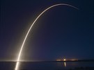 Raketa SpaceX Falcon nese na supersynchronní obnou dráhu satelity ABS 3A a...