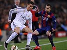 Cristiano Ronaldo (vlevo) z Realu Madrid bránný barcelonským Jordim Albou.