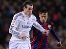 Gareth Bale (vlevo) se snaí uniknout barcelonskému Neymarovi.