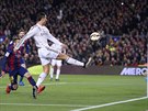 Cristiano Ronaldo z Realu Madrid stílí na branku Barcelony.
