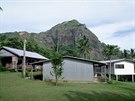 Vlevo jeden z nejstarích dom na ostrov Pitcairn, vpravo jeden z nejnovjích.