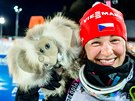 Veronika Vítková s plyovým mamutem za tvrté místo ve sprinterském závod SP v...