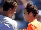 Tomá Berdych (vlevo) blahopeje Rogeru Federerovi k výhe na turnaji v Indian...