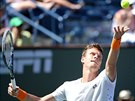 Tomá Berdych podává na turnaji v Indian Wells.