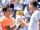 Tomá Berdych (vpravo) blahopeje Rogeru Federerovi, svému pemoiteli na...