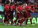 Portugaltí fotbalisté slaví gól proti Srbsku.