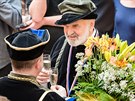 Zdenk Svrák pipíjí akademikm po slavnostním ceremoniálu na Univerzit...