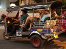 Legendární tuktuk v Bangkoku u slouí pouze turistm. Rozíený hybrid auta a...