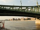 Nahá stojka v Budapeti, pod Mostem svobody