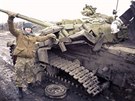 Proruský separatista se raduje z ukoistného tanku pokozeného minou TM-62....