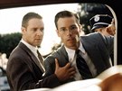 Russell Crowe a Guy Pearce ve filmu L. A. - Přísně tajné (1997)