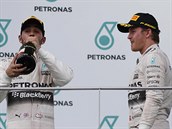 Lewis Hamilton si dv douek ampaskho, tmov kolega Nico Rosberg ho se...