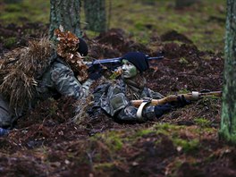 Trnink polsk paramilitrn jednotky Strzelec v lesch u msta Misk...