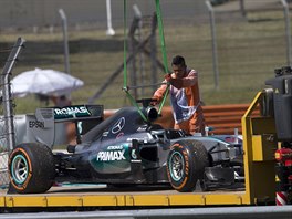 POT͎E. Lewis Hamilton prvn trnink v Malajsii nedokonil kvli problmm s...