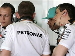 PORADA. Lewis Hamilton (druh zprava) a lenov tmu Mercedes e technick...