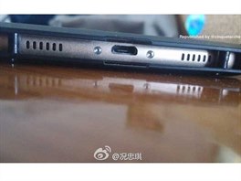 Spodní hrana smartphonu Huawei P8
