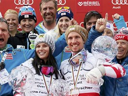 Anna Fenningerová a Marcel Hirscher pózují s kiálovými glóby se svými kolegy...