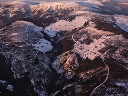 Sníh na horách vyznail louky a lesní cesty. Tisícimetroví velikáni vypadají...