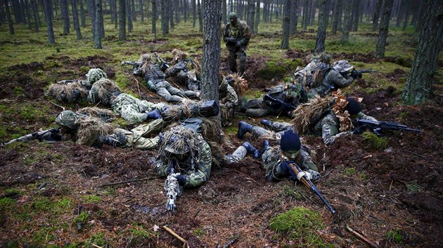 Trnink polsk paramilitrn jednotky Strzelec v lesch u msta 
Misk Mazowiecki. (24. bezna 2015)