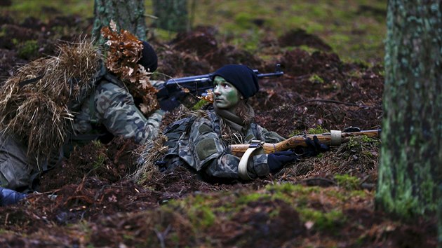 Trnink polsk paramilitrn jednotky Strzelec v lesch u msta 
Misk Mazowiecki. (24. bezna 2015)