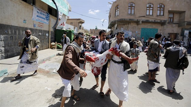 Na itsk meity v jemensk metropoli San zatoili bhem ptench modliteb sebevraedn atenttnci. (20. bezna 2015)