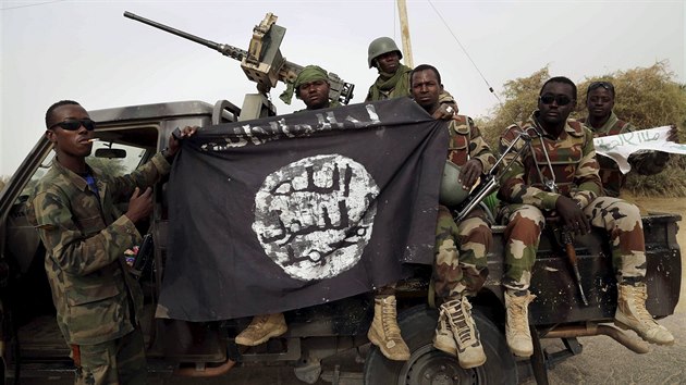 Nigerijt vojci s ukoistnou vlajkou Boko Haram ve mst Damask (18. bezna 2015)