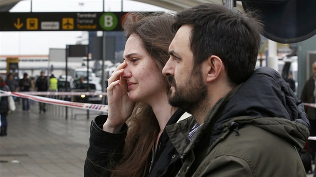 Na letit El Prat u Barcelony dorazili pbuzn cestujcch z airbusu spolenosti Germanwings, aby ekali na zprvy o svch blzkch (24. bezna 2015)
