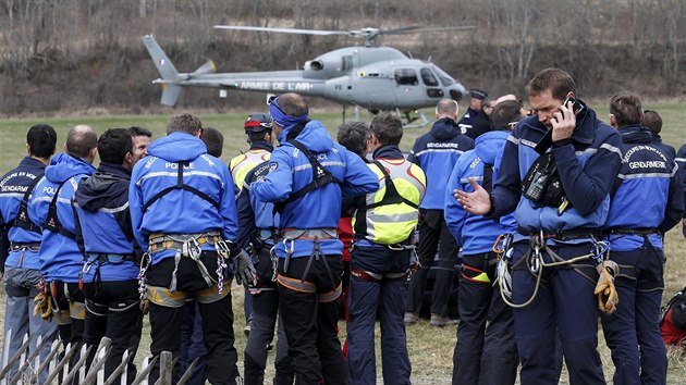 Francouzt zchrani ptraj po troskch zcenho airbusu (24. bezna 2015)