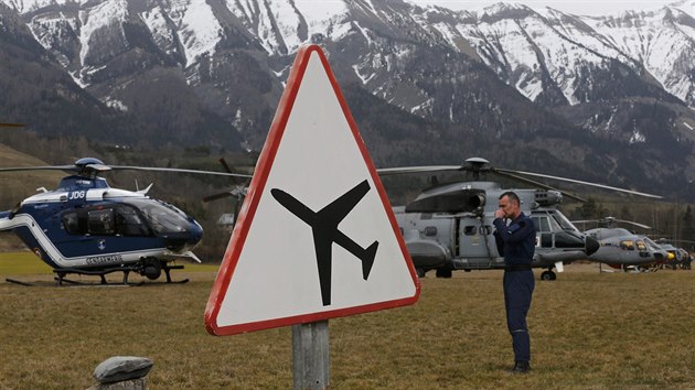 Francouzští záchranáři pátrají po troskách zříceného airbusu (24. března 2015)