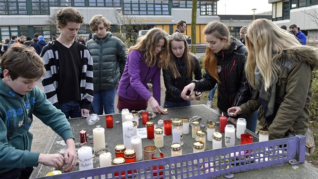 Západoněmecké město Haltern am See truchlí za 16 místních studentů, kteří byli na palubě havarovaného airbusu (24. března 2015)