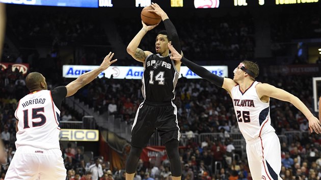 Danny Green ze San Antonia stl mezi dvojic Al Horford (vlevo) a Kyle Korver z Atlanty.