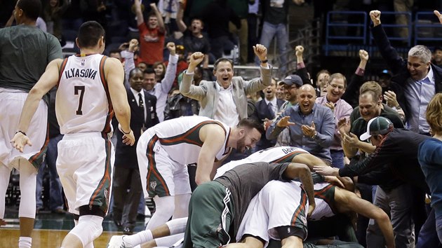 TO BYLA SLVA. Basketbalist Milwaukee trojkou v zvru zpasu porazili Miami a slavili s velkou energi.