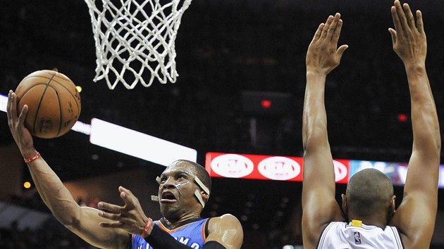 Russell Westbrook zakonuje, ruce u zbyten natahuje Boris Diaw.