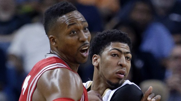 Dwight Howard (vlevo) z Houstonu se mazl s Anthony Davisem z New Orleans.