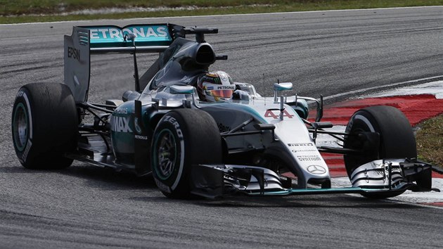 Lewis Hamilton pi tréninku na Velkou cenu Malajsie.
