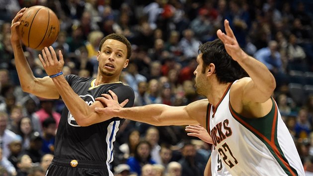 Stephen Curry z Golden State kouzl s mem, brn ho Zaza Pachulia z Milwaukee.