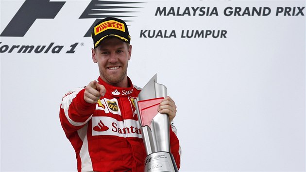 Sebastian Vettel s trofej pro vtze zvodu v Malajsii.