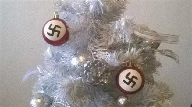 O této fotce Jiří Larva říká, že ji pořídil o uplynulých Vánocích u Zdeňka A. Vánoční stromek s nacistickými ozdobami podle něj byl poslední kapkou, po které kamarádství ukončil.