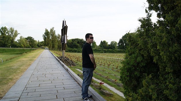 Zdeněk A. se na Národním hřbitově v Terezíně vymočil na hroby. Takovou profilovku nikdo nemá, řekl svému kamarádovi, který fotil.