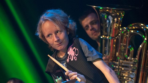 Petr Burda hraje v The Tap Tap na perkuse a elektrick bic.